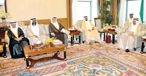 صاحب السمو الامير الشيخ صباح الاحمد مستقبلا رئيس مجلس الادارة والعضو المنتدب لبنك وربة جسار الجسار واعضاء مجلس الادارة