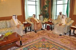 صاحب السمو الامير الشيخ صباح الاحمد مستقبلا مصطفى الشمالي ودمحمد يوسف الهاشل