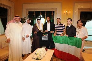 سمو ولي العهد الشيخ نواف الاحمد مستقبلا فيصل القناعي وفريق العدائين نركض للكويت
