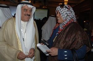 محمد الكندري متحدثا الى الزميلة هناء السيد ناصر عبدالسيد
