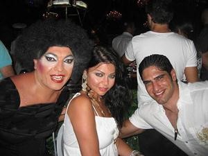 هيفاء وزوجها مع احد المثليين﻿