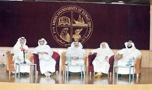 صالح عاشور يتوسط المحاضرين فهيد الهيلم وعريف الندوة ويبدو صالح الملا متحدثا﻿