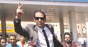 سعد الصغير مرفوعا على الاعناق من انصاره امام اللجنة﻿