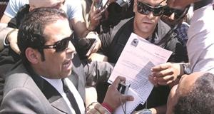  ويشير الى احد التوكيلات التي حصل عليها﻿