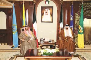 سمو ولي العهد الشيخ نواف الاحمد مستقبلا الشيخ دابراهيم الدعيج﻿