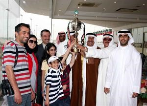 الشيخ فهد الجابر يسلم الكاس للفائز﻿