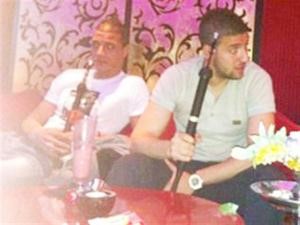 الشماخ يدخن الشيشة في احد المقاهي