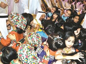 صاحب السمو الامير الشيخ صباح الاحمد وسمو ولي العهد الشيخ نواف الاحمد في لقطة ابوية مع زهرات الكويت المشاركات في الاوبريت الوطني حامي الدستور