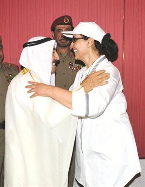 صاحب السمو الامير وتحية متبادلة مع الشيخة امثال الاحمد﻿