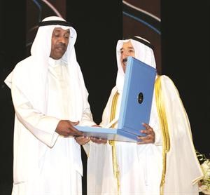 صاحب السمو الامير مكرما احد ممثلي اعضاء المجلس التاسيسي﻿