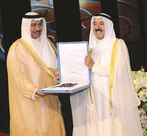 سمو رئيس الوزراء الشيخ جابر المبارك يتسلم تكريم المغفور له الشيخ مبارك الحمد الصباح﻿