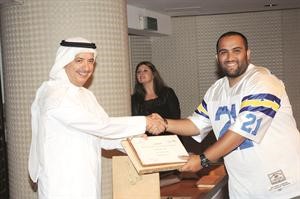 ديوسف الابراهيم يسلم احد الفائزين شهادته﻿