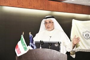 دهاشم الطبطبائي متحدثا في الندوة
