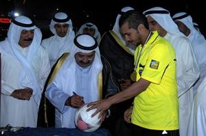 الشيخ ناصر صباح الاحمد يوقع على كرة الحكام﻿