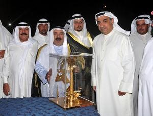  ويتسلم هدية من جاسم يعقوب﻿