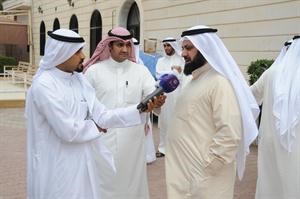 دوليد الطبطبائي متحدثا ويبدو الزميل ناصر الوقيت﻿