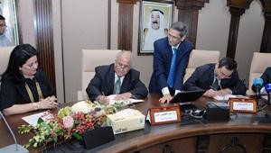 دعبداللطيف البدر خلال توقيع العقد مع مهانج ليليان بحضور درنا الفارس
