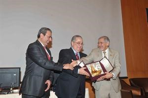ديوسف الدويري ودمدحت عطيفة يكرمان دهلال الساير
