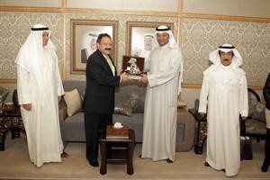 دعلي العبيدي يتبادل الدروع التذكارية مع وزير الصحة المكسيكي بحضور دابراهيم العبدالهادي وفيصل الدوسري
