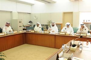 عبداللطيف العميري وفيصل اليحيى ودفيصل المسلم ودعبيد الوسمي وخالد الطاحوس خلال اجتماع اللجنة﻿