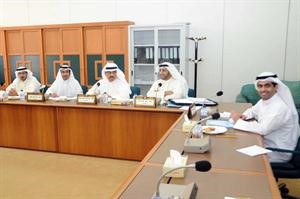 رياض العدساني ومحمد الدلال ومسلم البراك والصيفي الصيفي ومحمد العتيبي خلال اجتماع اللجنة﻿
