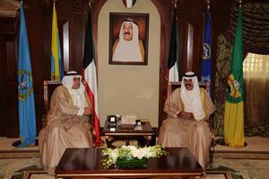سمو ولي العهد الشيخ نواف الاحمد مستقبلا الشيخ علي الخليفة
