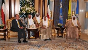 صاحب السمو الامير الشيخ صباح الاحمد مستقبلا ملك اسبانيا بحضور سمو ولي العهد
