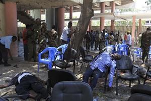 جثة رئيس اتحاد كرة القدم الصومالي في موقع الانفجار امس رويترز
