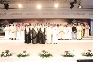 دعادل الفلاح ودعبدالمحسن الخرافي وعبدالله براك وناصر الكندري مع عدد من المكرمين محمد ماهر
