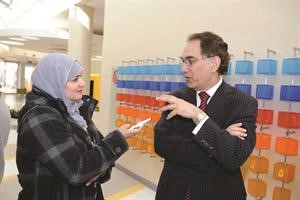 البروفيسور سليمان الرواف متحدثا للزميلة حنان عبد المعبود