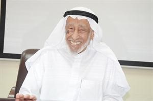 العم يوسف الحجي مبتسما خلال الاحتفال
