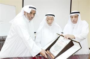 العم يوسف الحجي والجيران يكرمان الشمروخ
