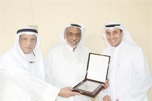 الزميل حامد العميري يقدم درعا تذكارية للشمروخ
