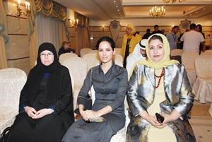 الشيخة مريم محمد صباح السالم تتوسط مريم الرويشد وانيسة الجارالله
