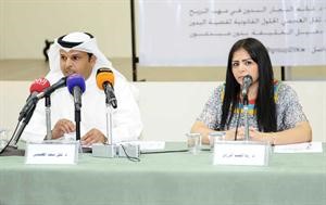 دثقل العجمي متحدثا في الندوة بجانب رنا العبدالرزاق