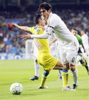 لاعب وسط ريال مدريد كاكا يمر من مدافع ابويل سافاس رويترز