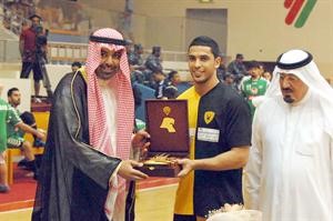 الشيخ خالد الفهد يتسلم درعا تذكارية من عبدالله الحداد عادل يعقوب
