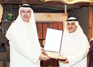دوليد الفلاح مكرما احد الحضور﻿