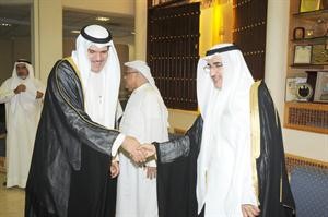 الشيخ سلمان الحمود مصافحا معبدالعزيز الابراهيم﻿