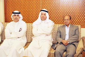 عبدالله النيباري ود احمد النفيسي خلال الندوة﻿