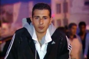 جريح من الثورة التونسية يخيط فمه احتجاجا على إهمال الحكومة