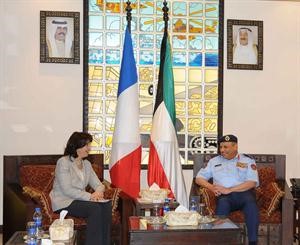 الفريق الركن خالد الجراح مستقبلا السفيرة ندى يافي﻿