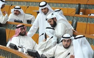 اسامة الشاهين ودعادل الدمخي وعمار العجمي ودجمعان الحربش خلال الجلسة﻿