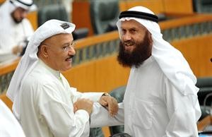 مصافحة بين خالد السلطان ونبيل الفضل﻿