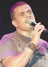 عمرو دياب يشعر بتحسن