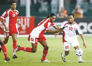 نجم المنتخب العماني كانو تالق امام الامارات في كاس الخليج وهنا يوقف خطورة مهاجم الامارات اسماعيل مطر
