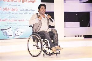 سفير المعاقين الشاعر عبد الكريم العنزي اثناء القاء قصيدته الانسانية﻿