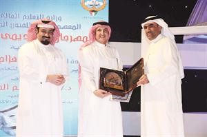 وكيل التعليم العالي يكرم رئيس اللجنة الاعلامية الزميل مفرح الشمري﻿