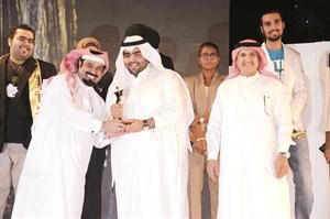 السليم يسلم الطالب عبد العزيز النصار جائزة افضل ممثل﻿
