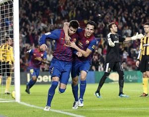 مدافع برشلونة جيرارد بيكيه يحتفل بهدفه في مرمى ريال سرقسطة مع زميله سيسك فابريغاس

